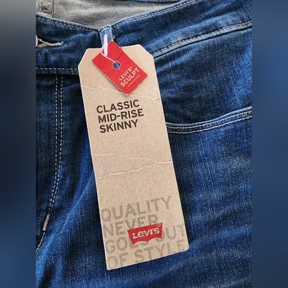 NWT Levi's Classic Mid Rise Denim Jeans - Picture 2 of 5